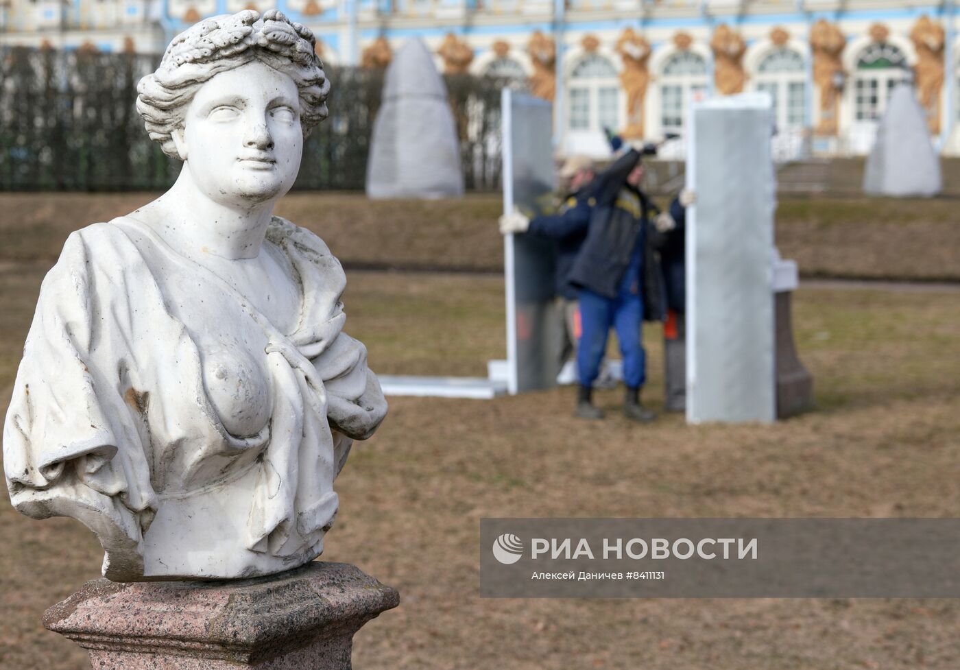 Подготовка скульптур в заповеднике "Царское село" к весенне-летнему периоду