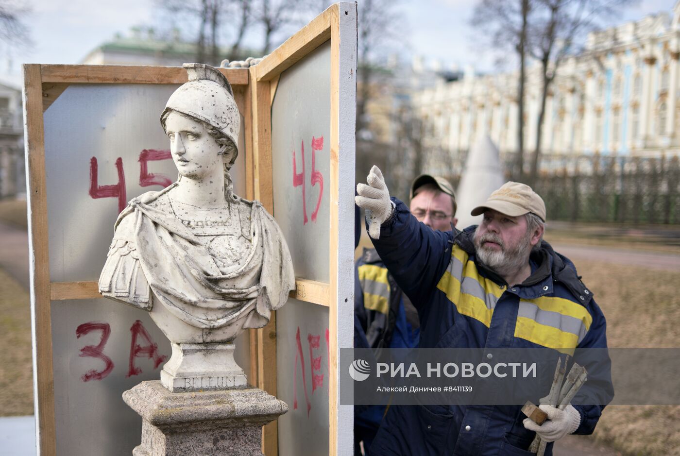 Подготовка скульптур в заповеднике "Царское село" к весенне-летнему периоду