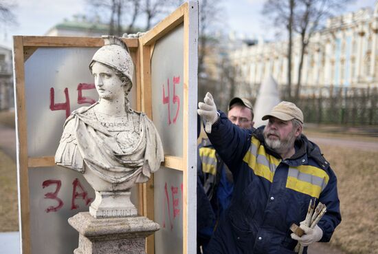 Подготовка скульптур в заповеднике "Царское село" к весенне-летнему периоду