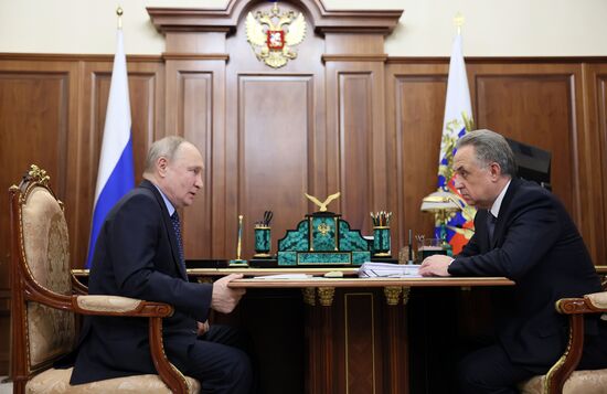Президент РФ В. Путин встретился с главой "ДОМ.РФ" В. Мутко