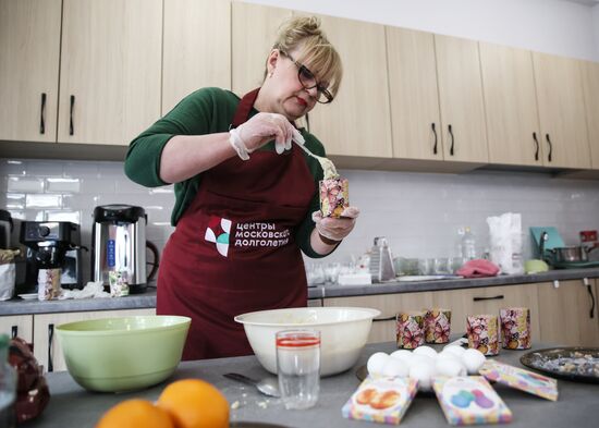 Участники проекта "Московское долголетие" готовятся к Пасхе