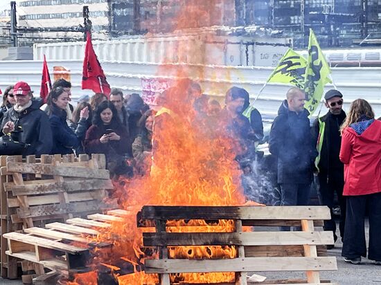 Протесты против пенсионной реформы в Париже