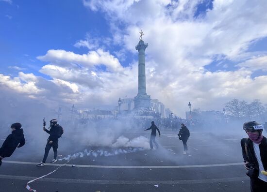 Протесты против пенсионной реформы в Париже