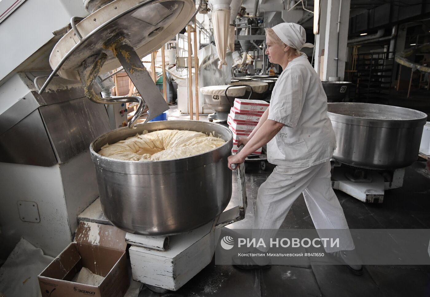 Производство и освящение куличей на предприятии "Крымхлеб" в Ялте