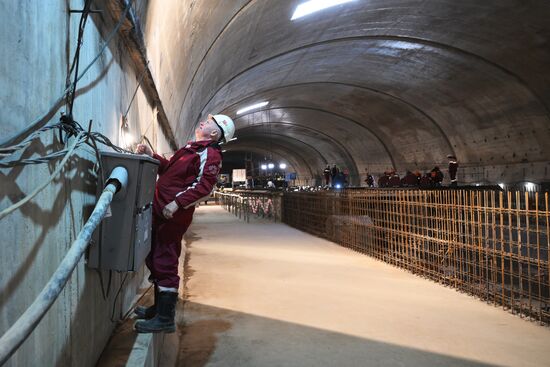 Строительство станции метро "Физтех" в Москве