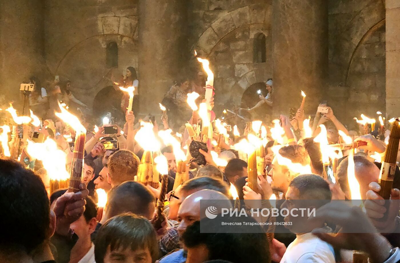 В храме Гроба Господня в Иерусалиме сошел Благодатный огонь