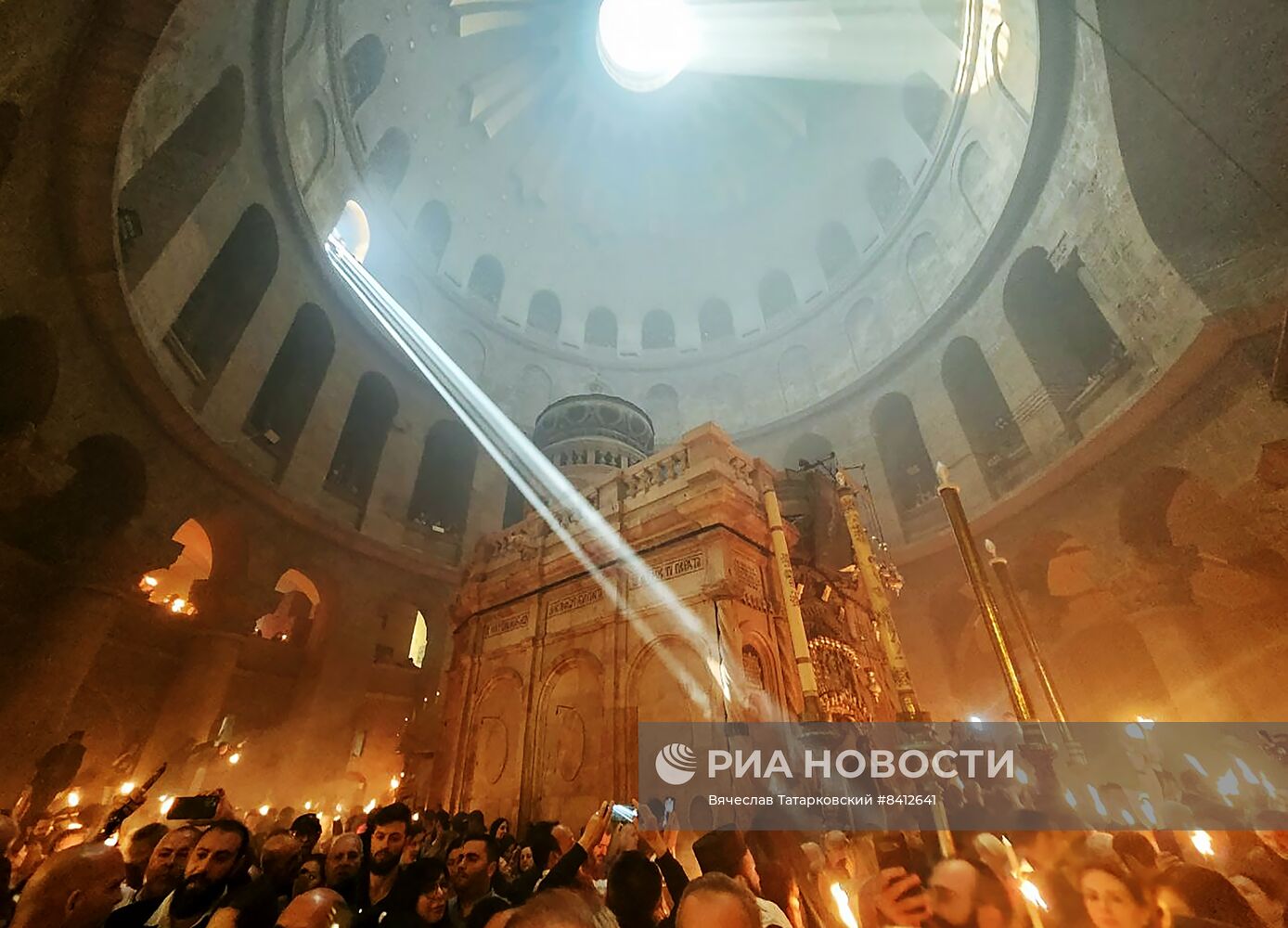 В храме Гроба Господня в Иерусалиме сошел Благодатный огонь