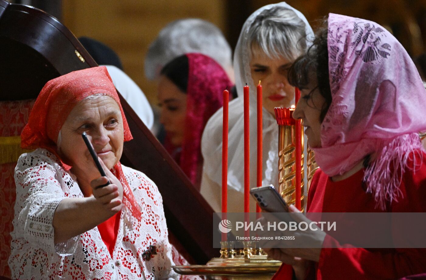 Пасхальное богослужение в храме Христа Спасителя 