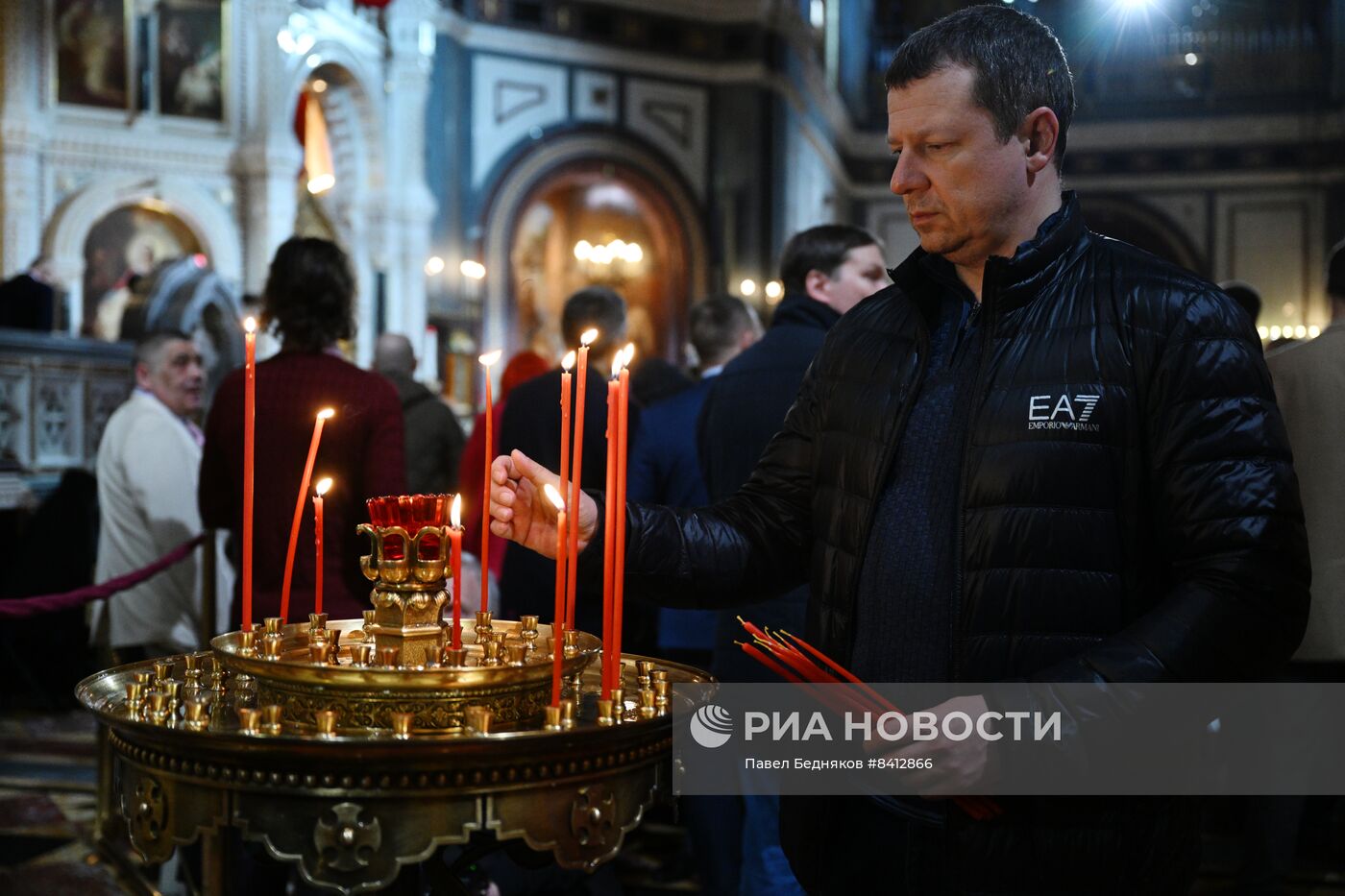 Пасхальное богослужение в храме Христа Спасителя 