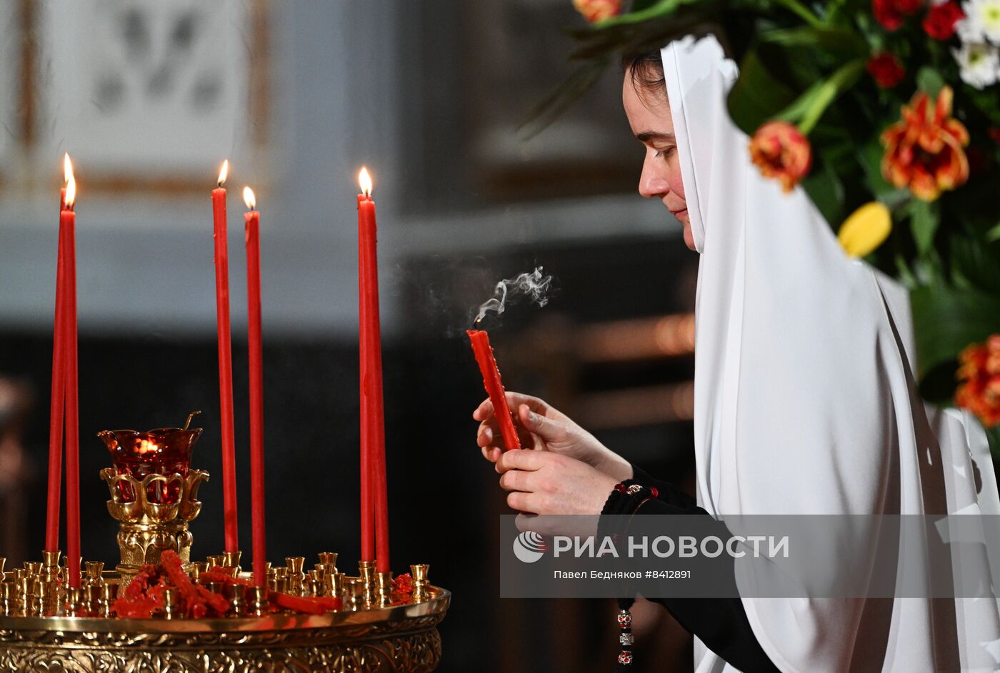 Пасхальное богослужение в храме Христа Спасителя 
