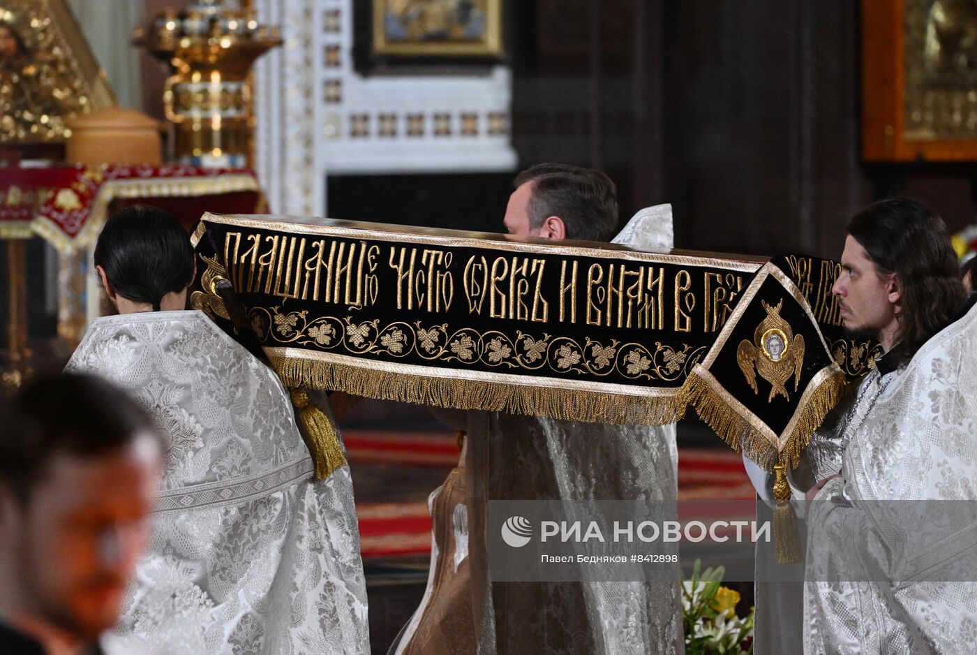 Пасхальное богослужение в храме Христа Спасителя 