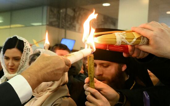 Встреча Благодатного огня в аэропорту "Внуково-3"