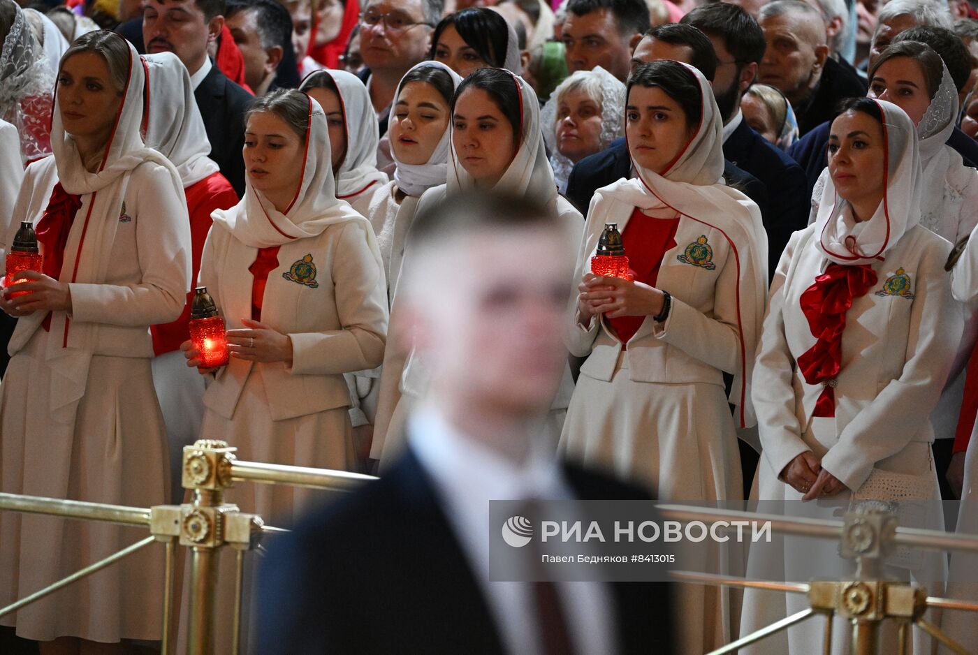 Пасхальное богослужение в храме Христа Спасителя 