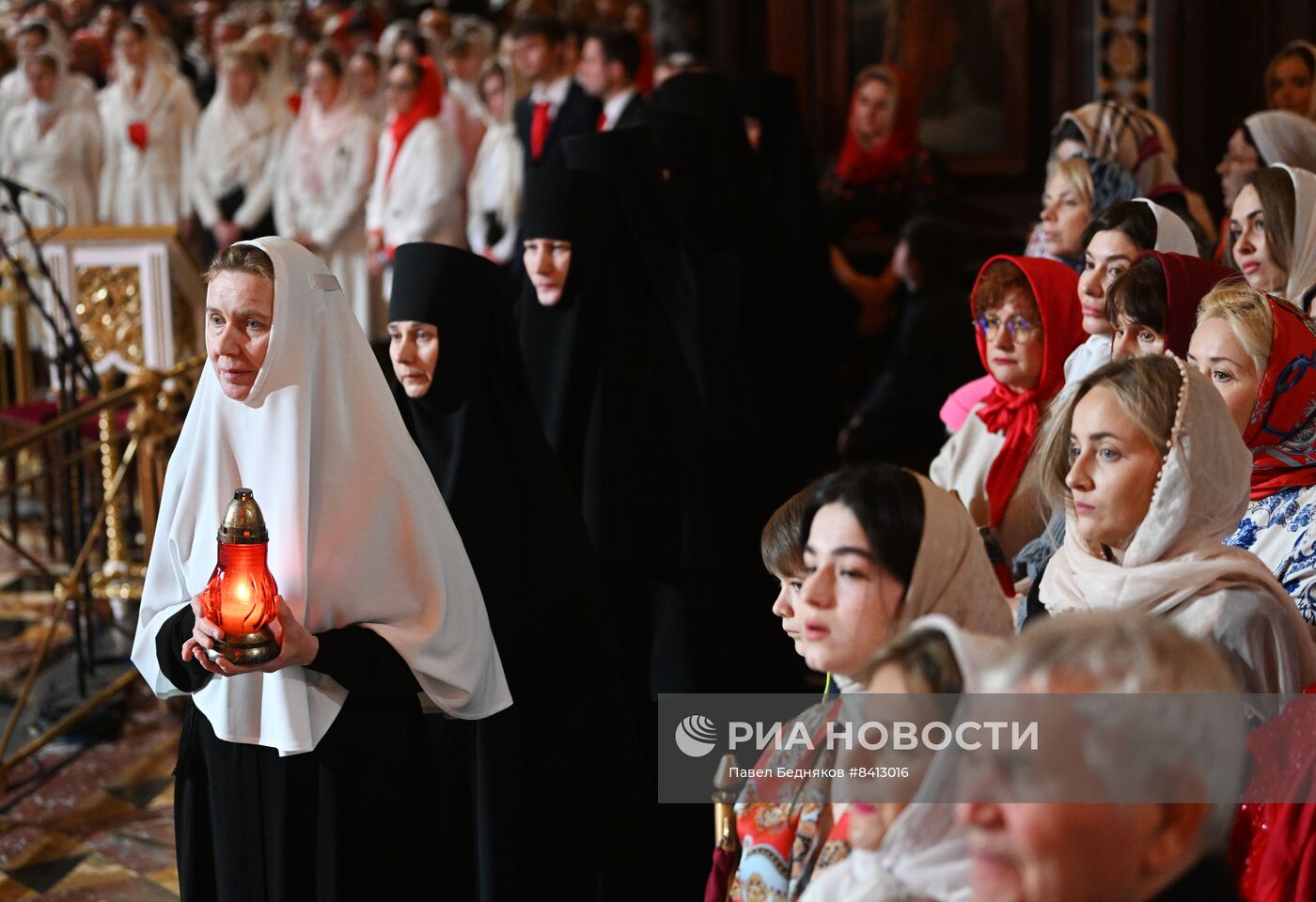 Пасхальное богослужение в храме Христа Спасителя 