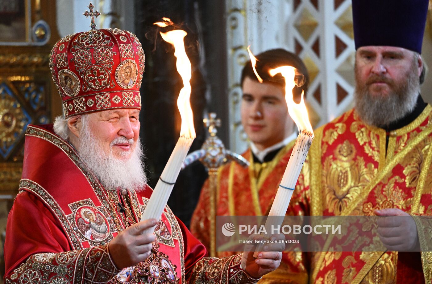 Пасхальное богослужение в храме Христа Спасителя 