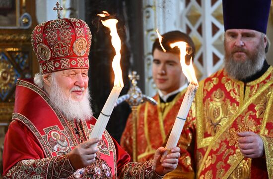 Пасхальное богослужение в храме Христа Спасителя 