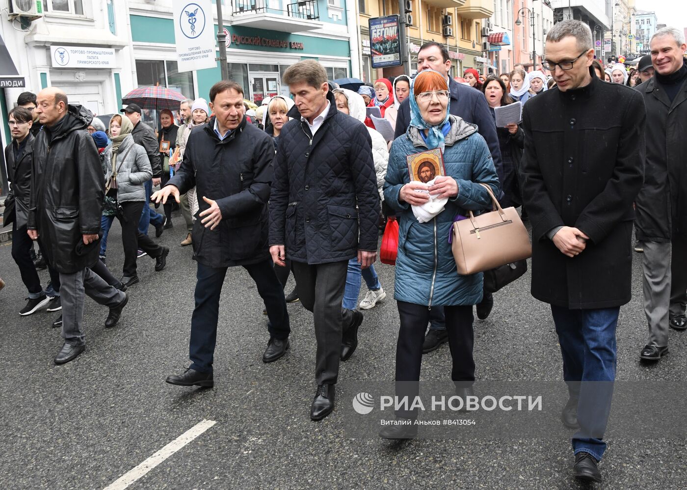 Пасхальный крестный ход во Владивостоке