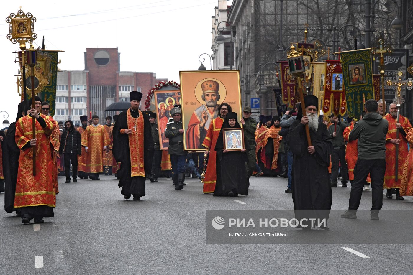 Пасхальный крестный ход во Владивостоке