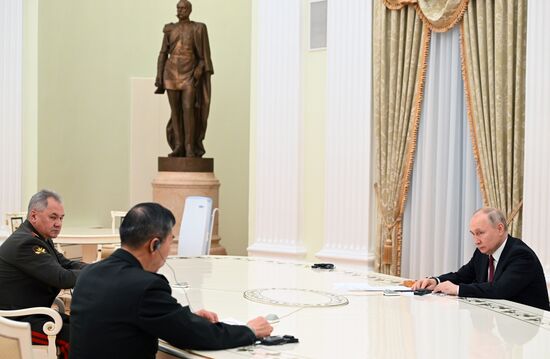 Рабочая встреча президента РФ В. Путина с министром обороны КНР Ли Шанфу