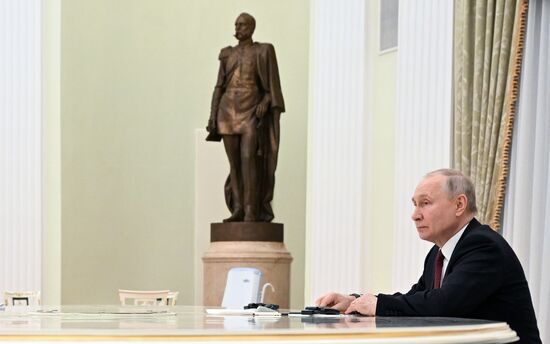 Рабочая встреча президента РФ В. Путина с министром обороны КНР Ли Шанфу