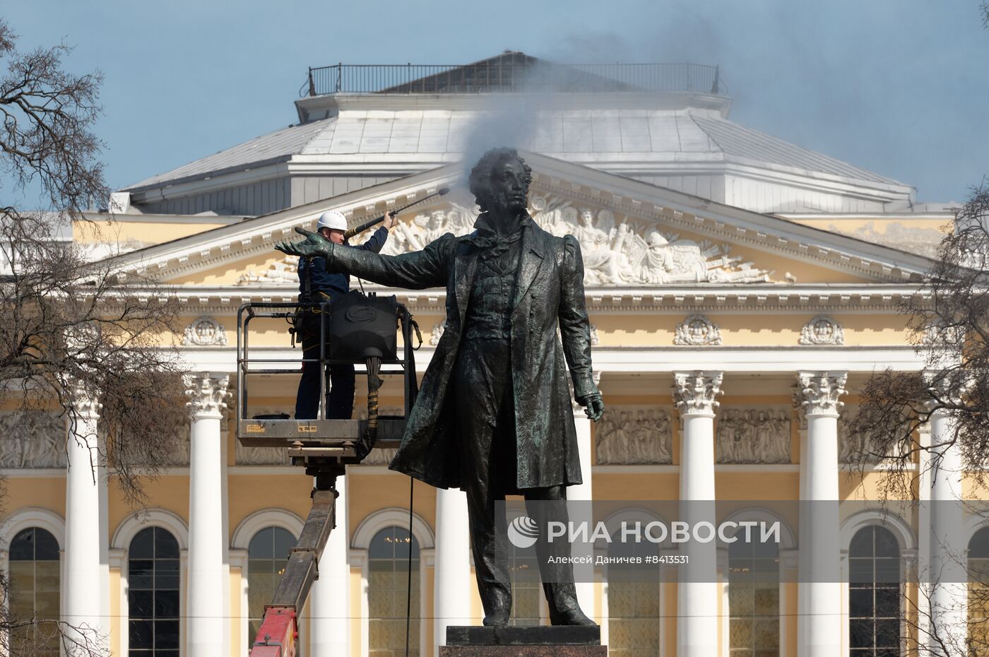 Помывка памятника А.С. Пушкину в Санкт-Петербурге