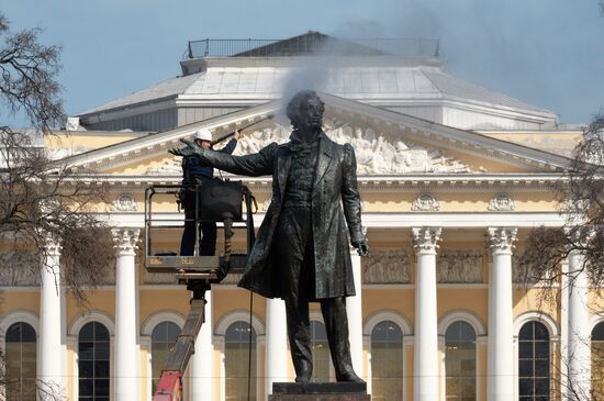 Помывка памятника А.С. Пушкину в Санкт-Петербурге