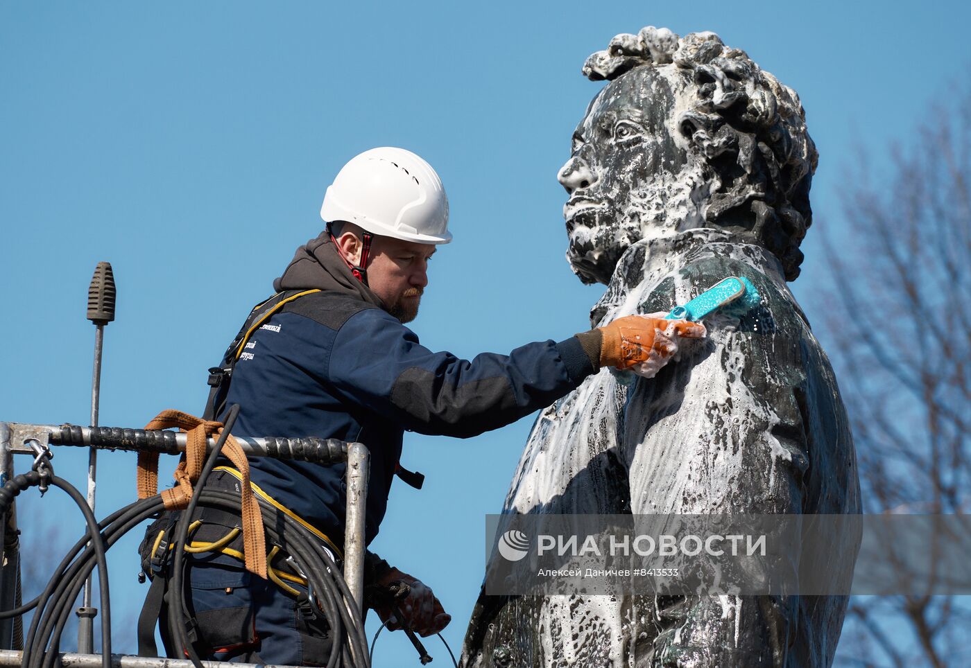 Помывка памятника А.С. Пушкину в Санкт-Петербурге