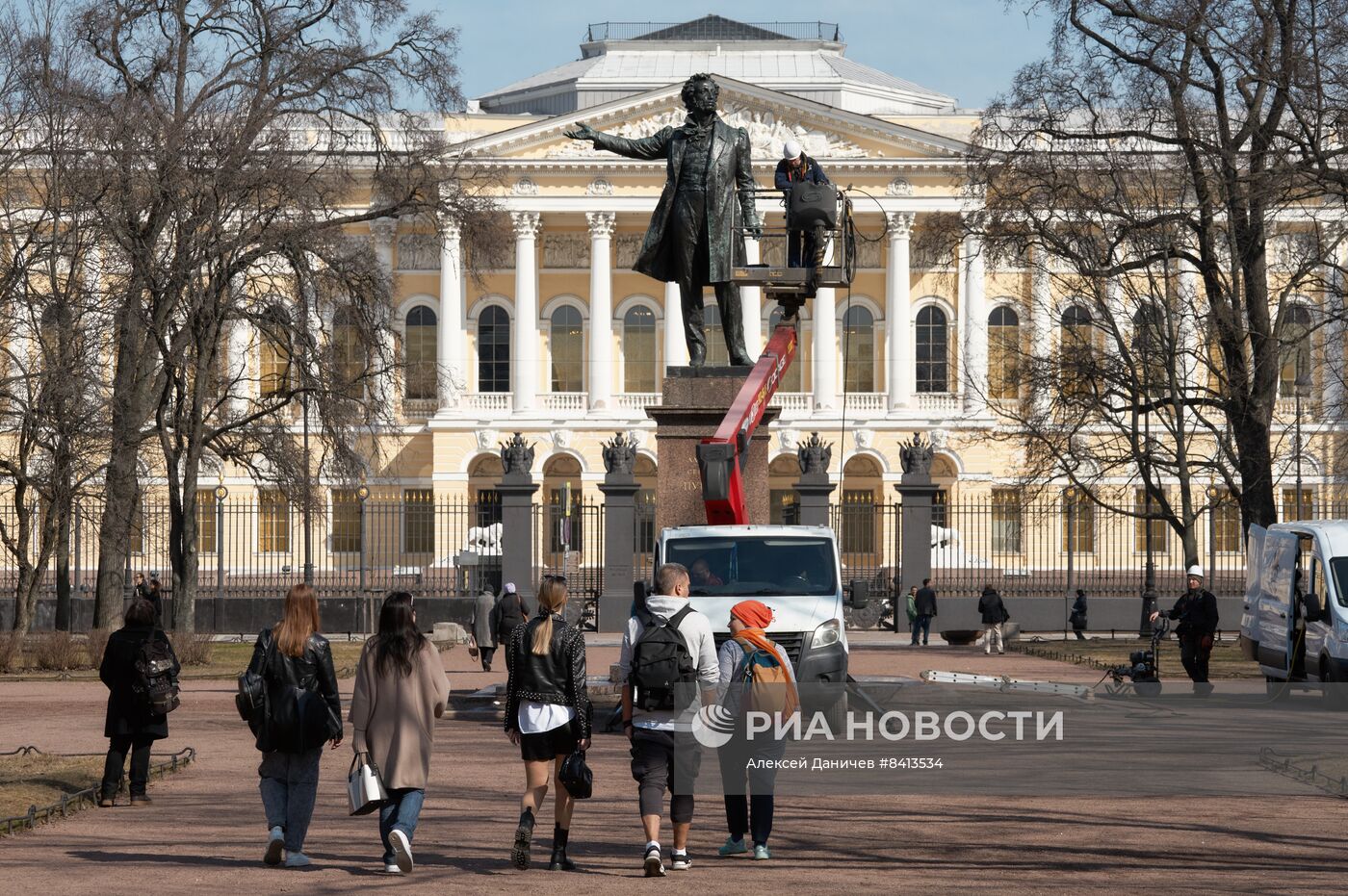 Помывка памятника А.С. Пушкину в Санкт-Петербурге