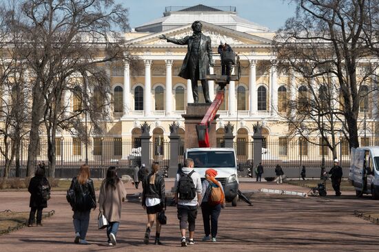 Помывка памятника А.С. Пушкину в Санкт-Петербурге