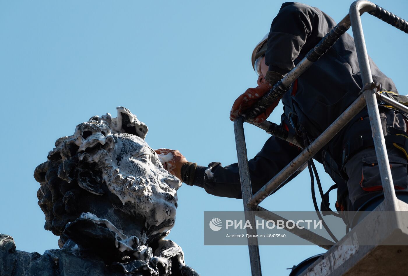 Помывка памятника А.С. Пушкину в Санкт-Петербурге