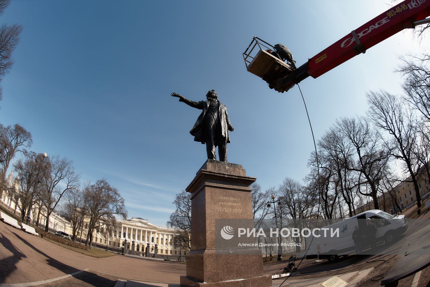 Помывка памятника А.С. Пушкину в Санкт-Петербурге