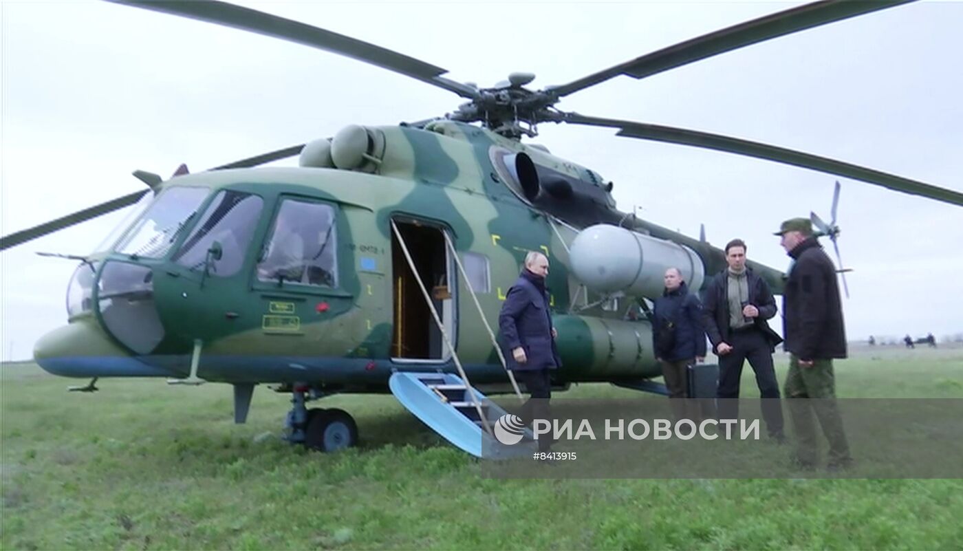 Президент РФ В. Путин посетил штабы группировок "Днепр" и "Восток" в зоне СВО