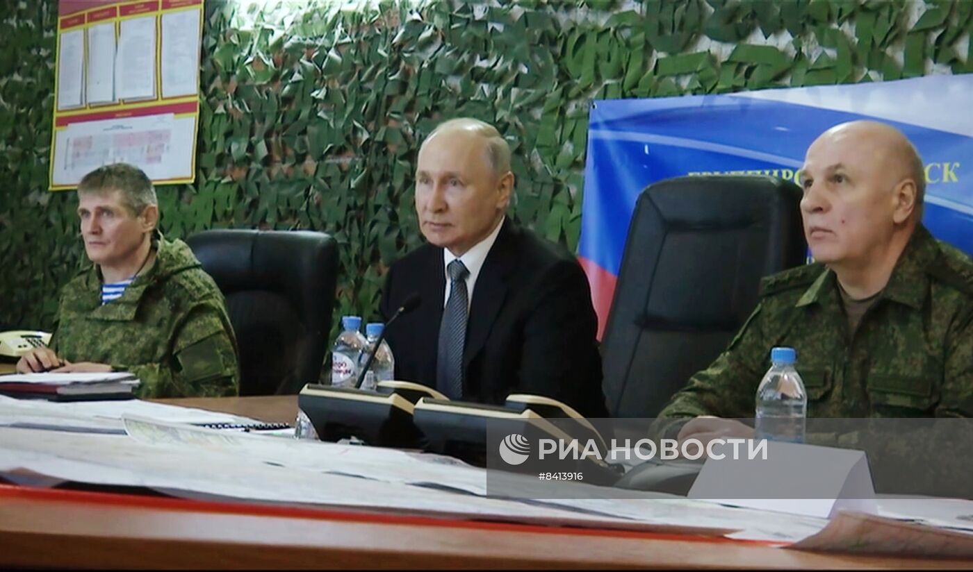 Президент РФ В. Путин посетил штабы группировок "Днепр" и "Восток" в зоне СВО