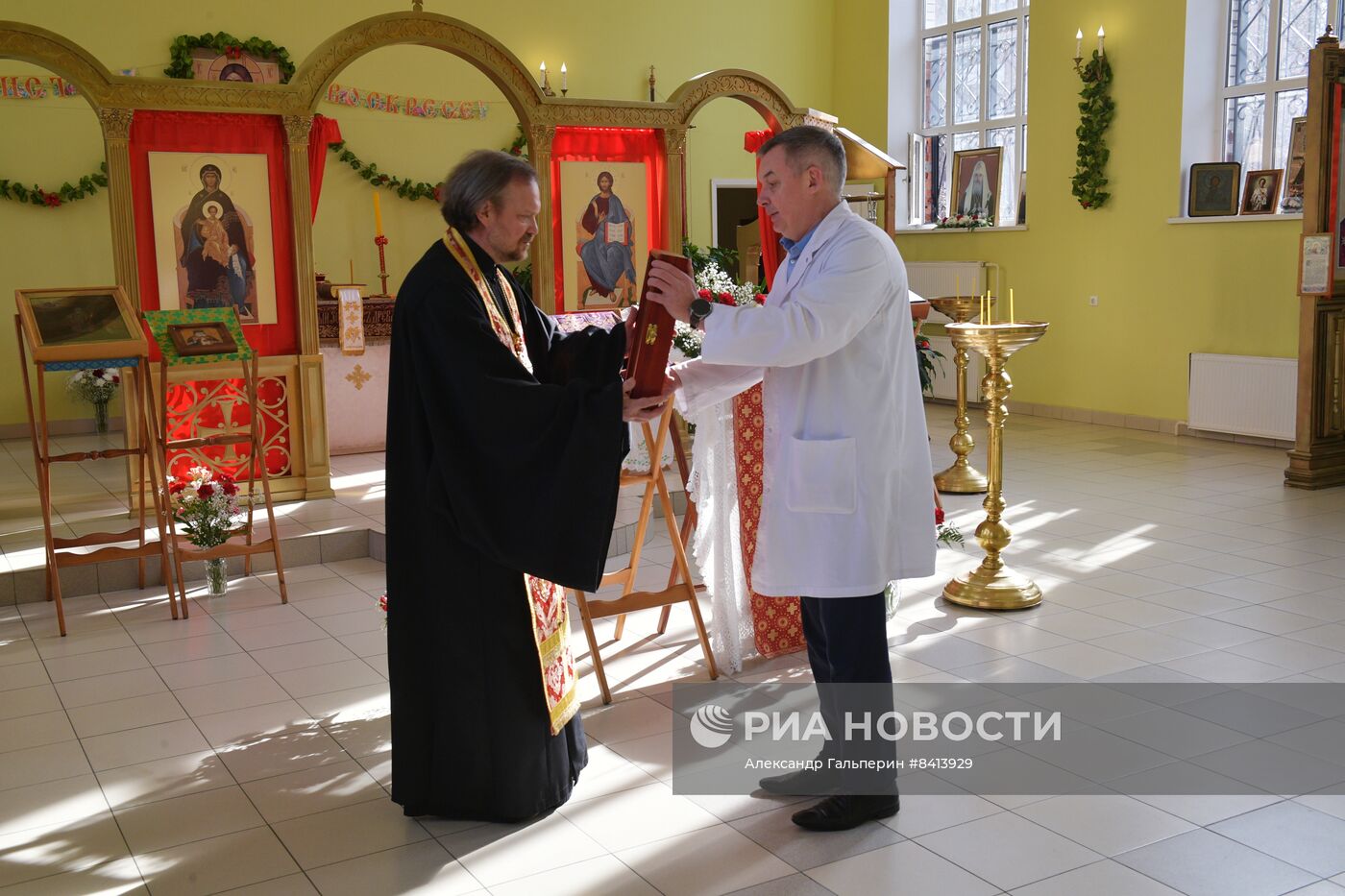 Передача иконы Николая Чудотворца в храм святителя Алексия в Петербурге