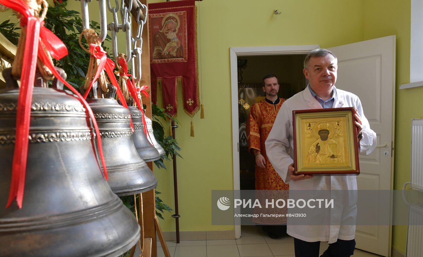 Передача иконы Николая Чудотворца в храм святителя Алексия в Петербурге