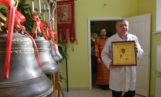 Передача иконы Николая Чудотворца в храм святителя Алексия в Петербурге