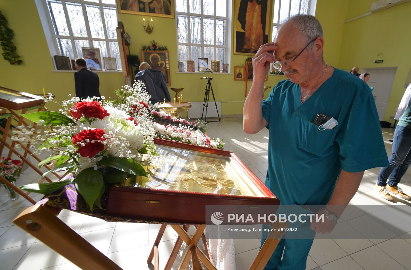 Передача иконы Николая Чудотворца в храм святителя Алексия в Петербурге