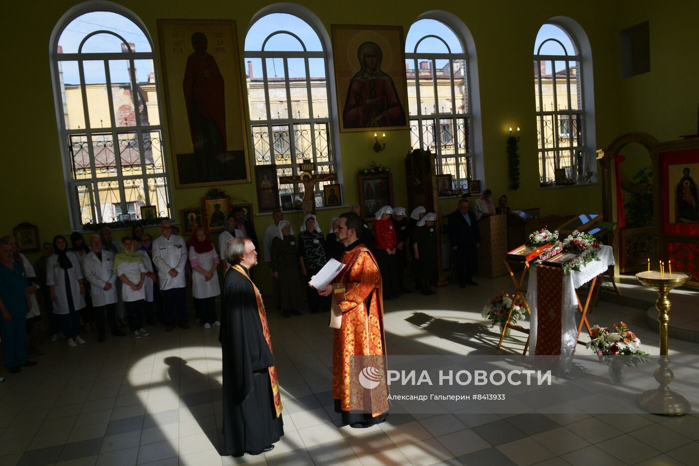 Передача иконы Николая Чудотворца в храм святителя Алексия в Петербурге