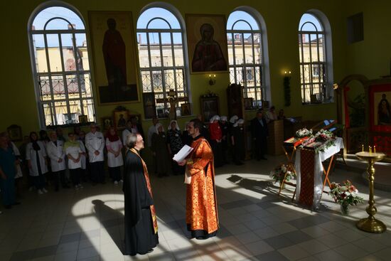 Передача иконы Николая Чудотворца в храм святителя Алексия в Петербурге