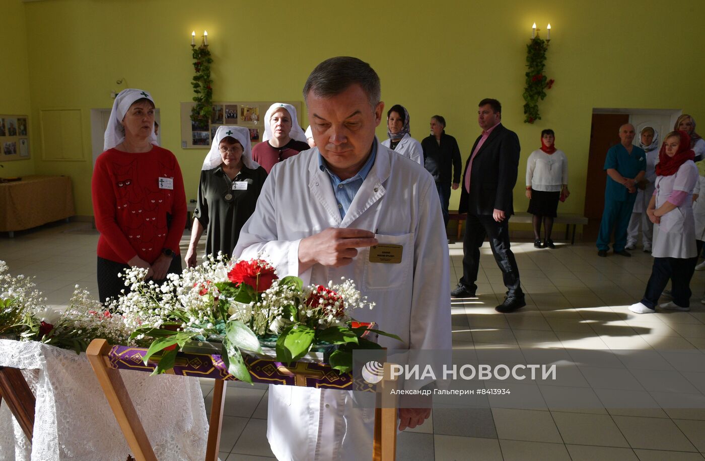 Передача иконы Николая Чудотворца в храм святителя Алексия в Петербурге