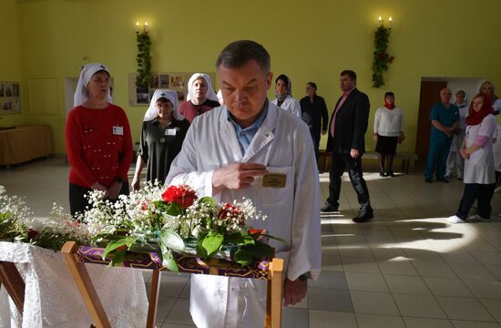 Передача иконы Николая Чудотворца в храм святителя Алексия в Петербурге