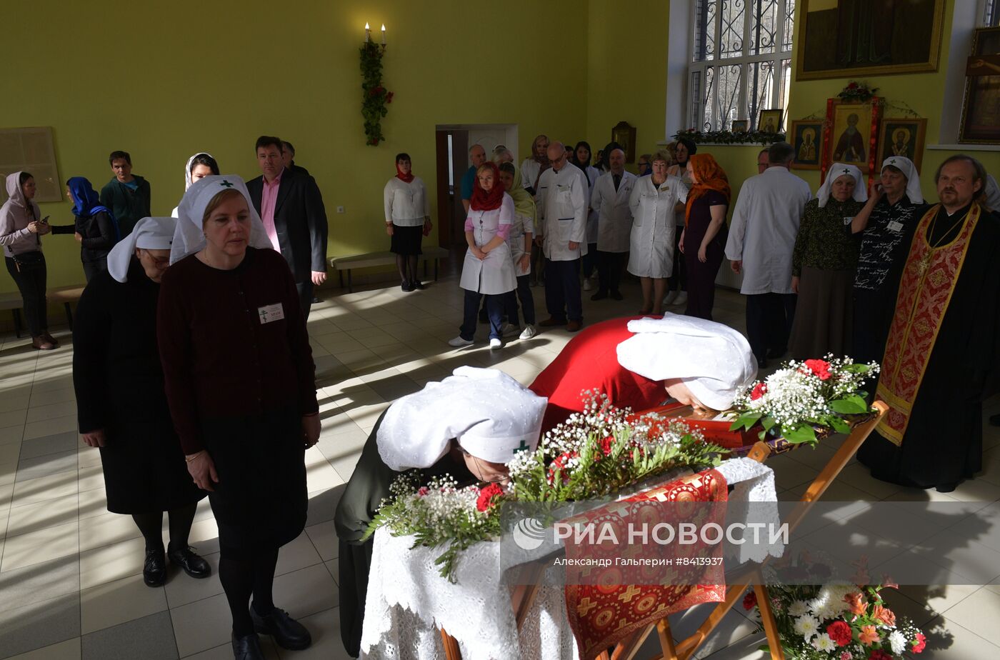 Передача иконы Николая Чудотворца в храм святителя Алексия в Петербурге