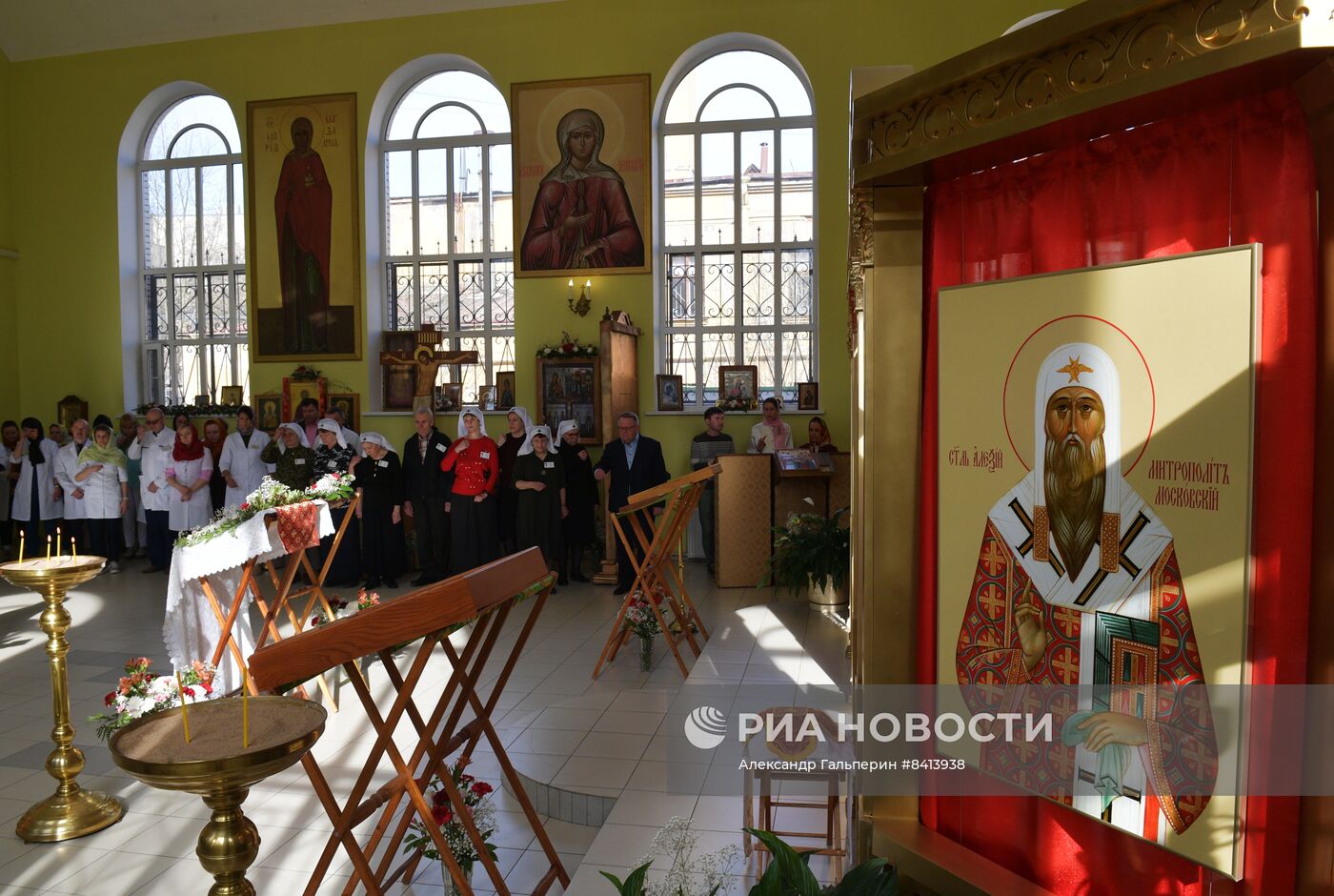 Передача иконы Николая Чудотворца в храм святителя Алексия в Петербурге