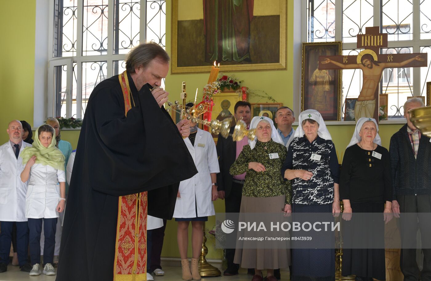 Передача иконы Николая Чудотворца в храм святителя Алексия в Петербурге