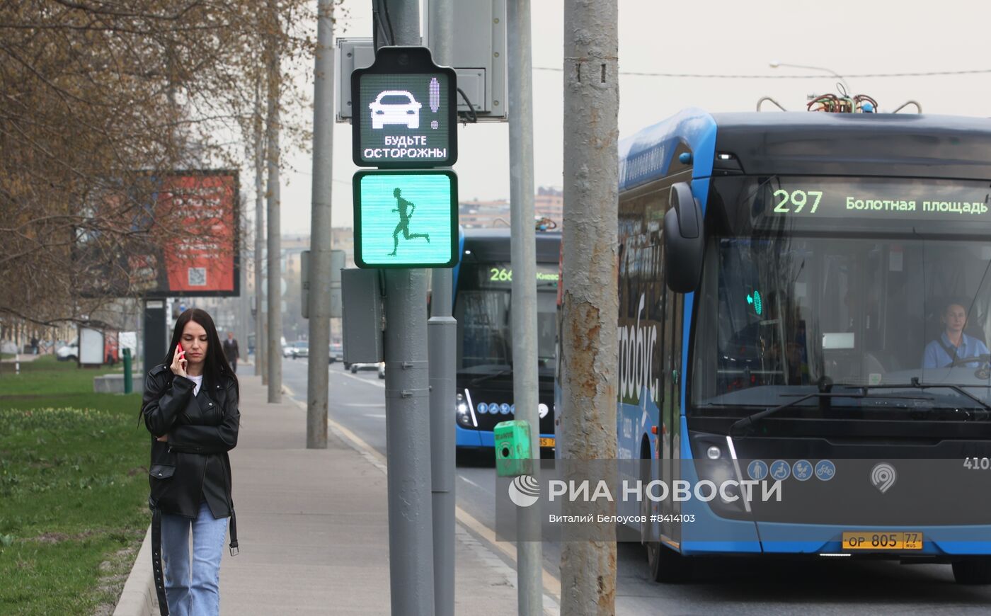 "Инновационный светофор" установили на Бережковской набережной в Москве