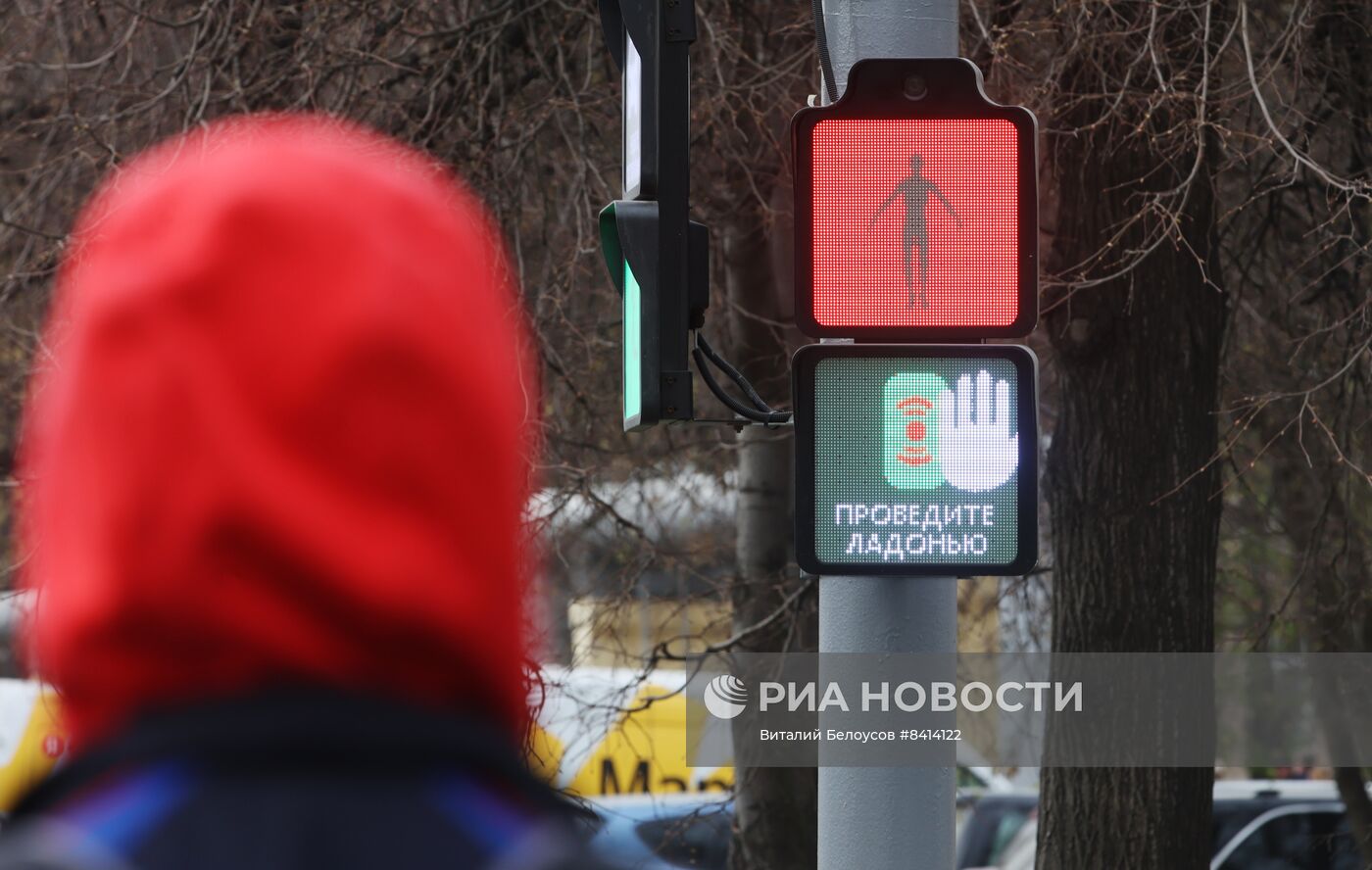 "Инновационный светофор" установили на Бережковской набережной в Москве