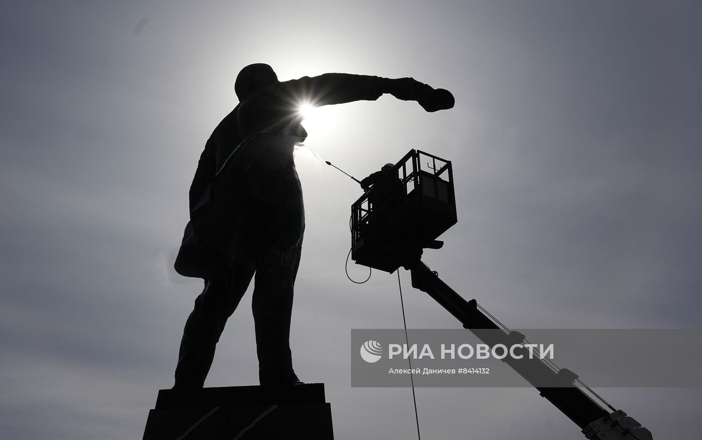 Помывка памятника Ленину в Санкт-Петербурге