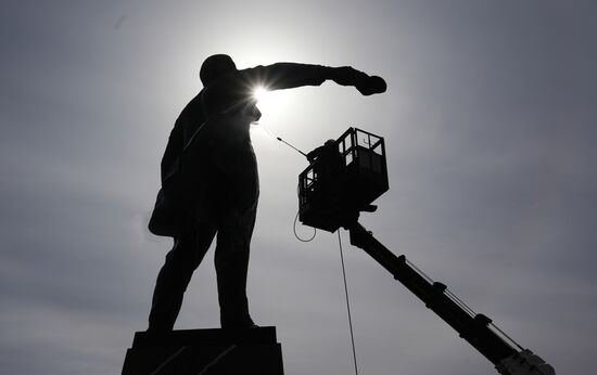 Помывка памятника Ленину в Санкт-Петербурге