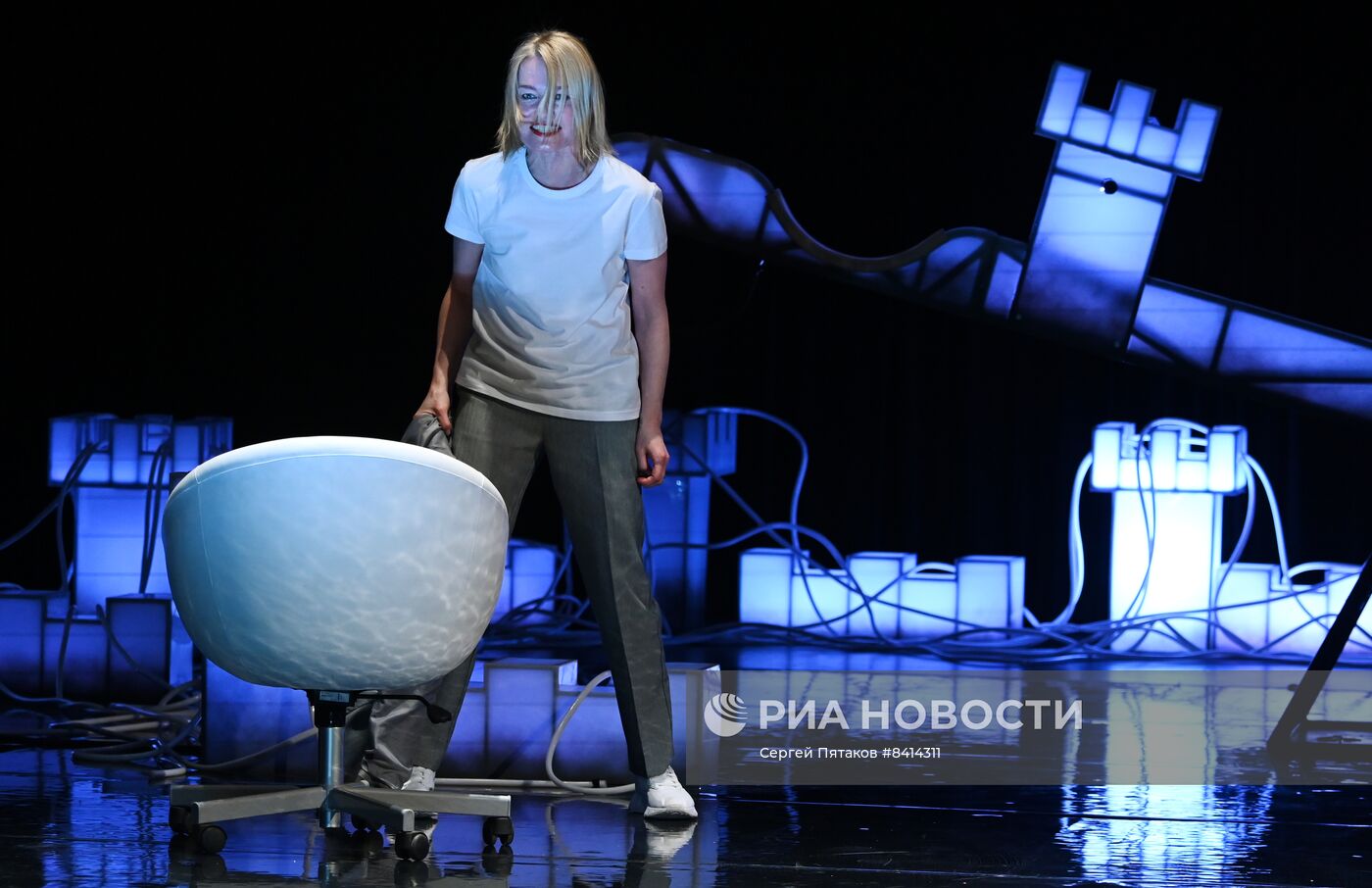 Премьера спектакля "Это всё она"
