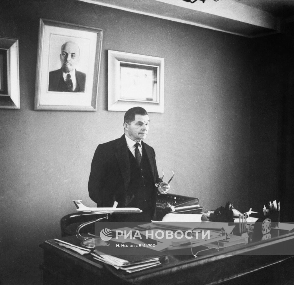 Академик Сергей Владимирович Ильюшин в своем рабочем кабинете.